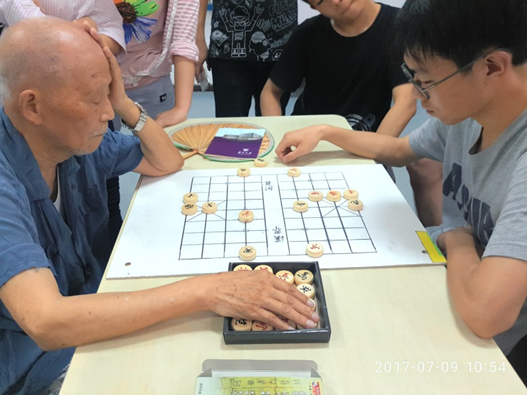 072212图为老人和同学下象棋