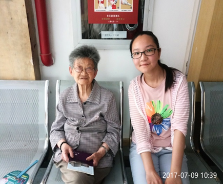 072211图为同学和老人聊天后合影