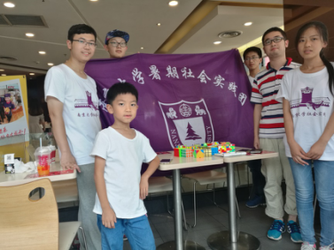 图为团队与小朋友的合影