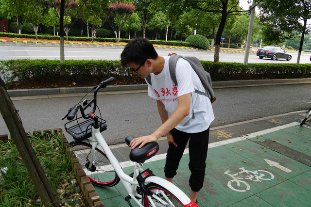 图为小队成员检查共享单车能否正常使用