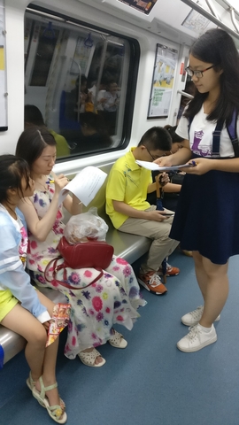 在地铁上发放问卷