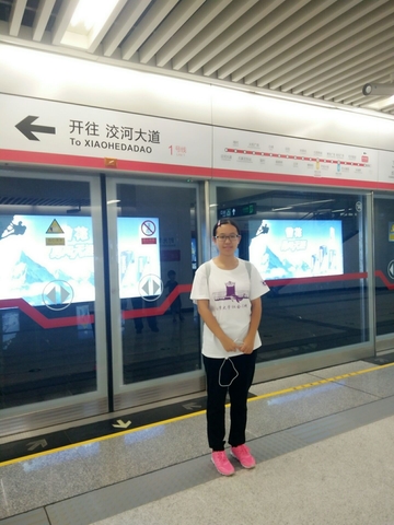 在地铁上发放问卷