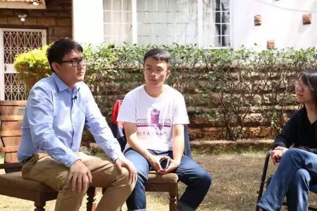 在庭院里进行的采访