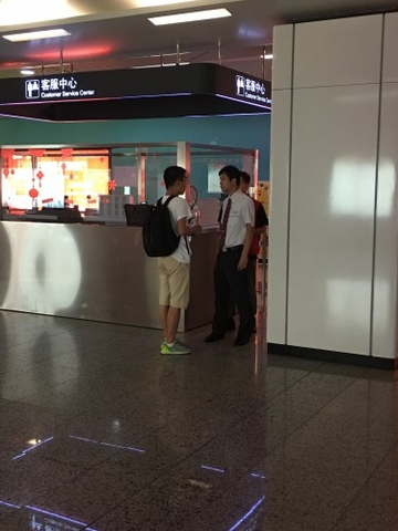 072228图一队员周珺华主动询问地铁工作人员公司新地址