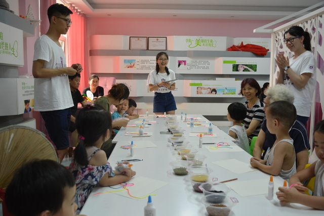 实践团队成员正在教学