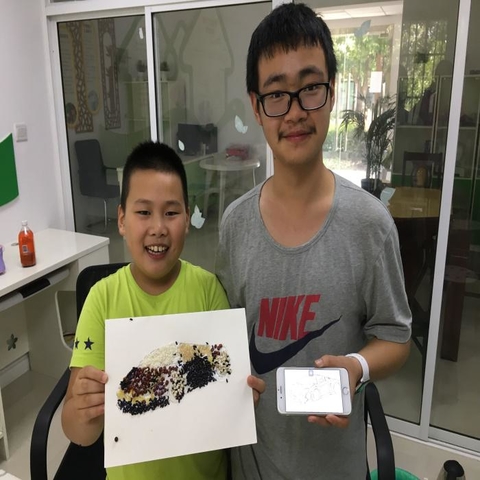 小组成员和孩子们齐心协力做豆子粘贴画