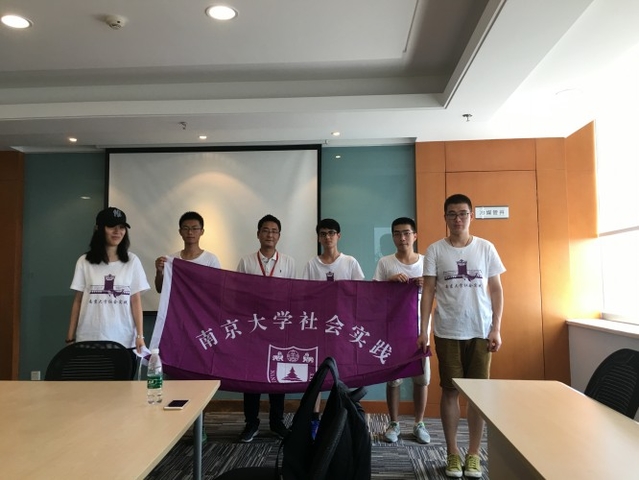 072230图三团队成员与周部长合影