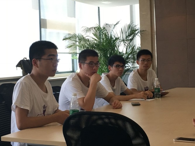 072229图二团队成员采访周部长