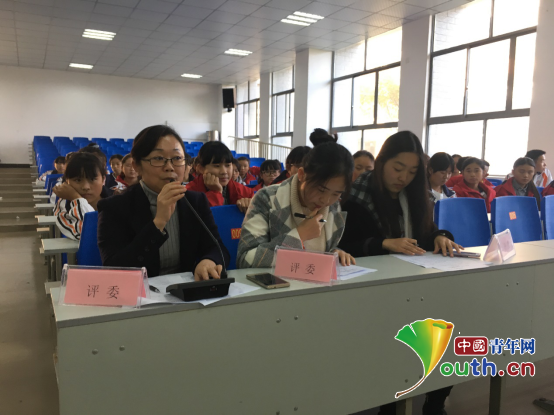 图为比赛现场,评委老师对比赛进行点评。李叶 摄 图为比赛现场,评委老师对比赛进行点评。李叶 摄