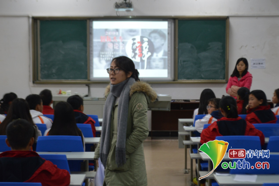 平坝区第一高级中学开展第一届高一年级辩论赛。图为南大研支团成员对学生进行培训。周璇 摄 平坝区第一高级中学开展第一届高一年级辩论赛。图为南大研支团成员对学生进行培训。周璇 摄