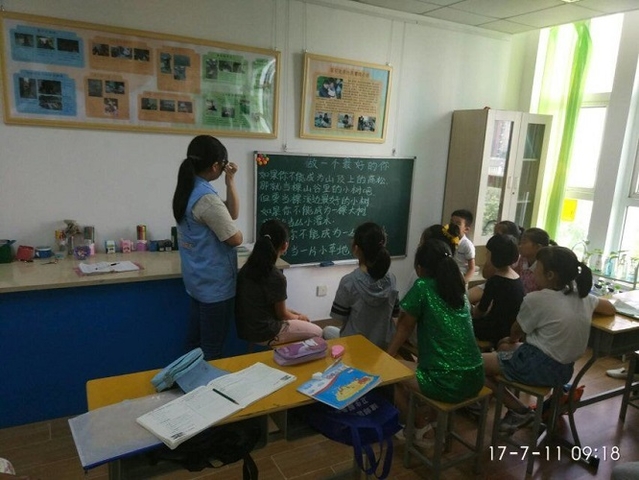 072402图二 小朋友们朗诵诗歌