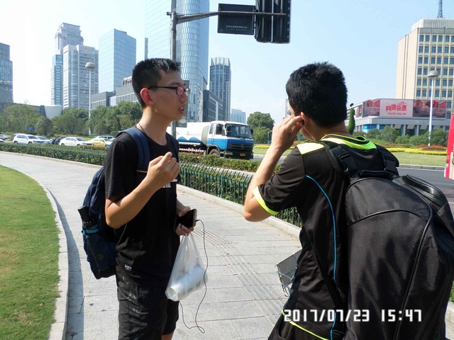 队员采访路人照片
