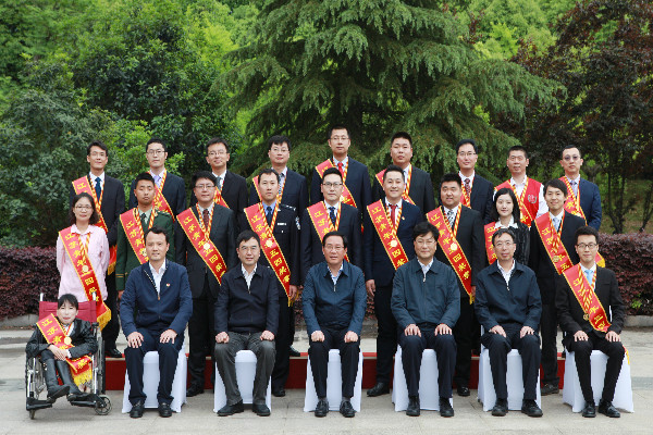 jiangsushengweishujiliqiangjiejiandi12jiejiangsuqingnianwusijiangzhanghuodezhehoupaizuosanweizhujiajiaoshou