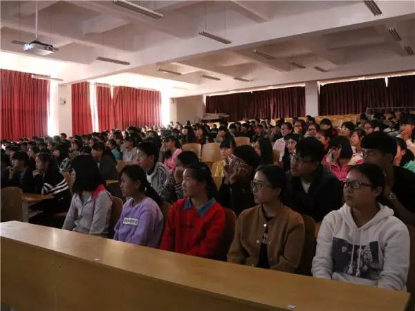 双柏一中小礼堂现场的同学们(筑梦起航,小蓝鲸在路上部分).JPG