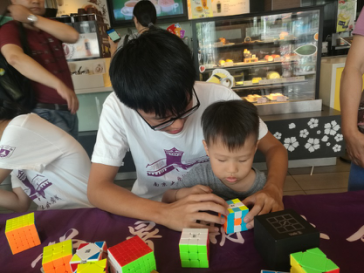 图为陈巍手把手带小朋友还原魔方