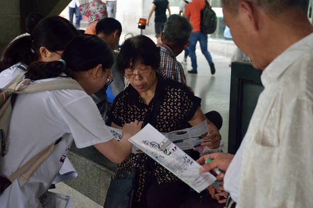 072818团队成员正在为市民讲解地图