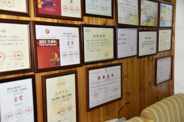 陈伯余先生里屋的奖状
