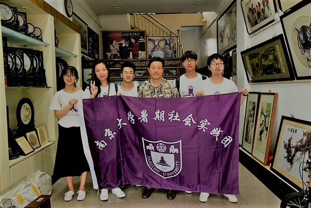 团队合影 中间为陈伯余先生