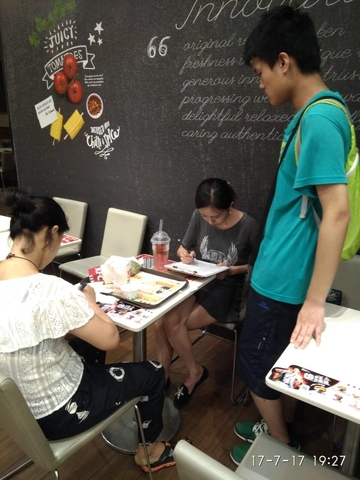 072611受访者正在填写调查问卷右者为小组的胡天澄同学