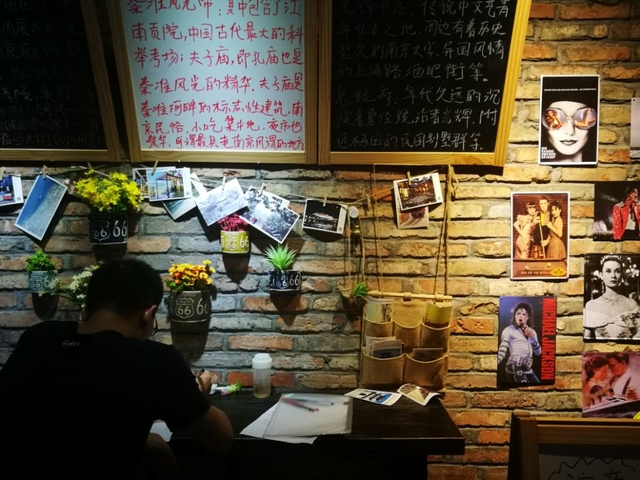 072609格调而不失风趣的墙面明信片画报黑板与搭配的绿植