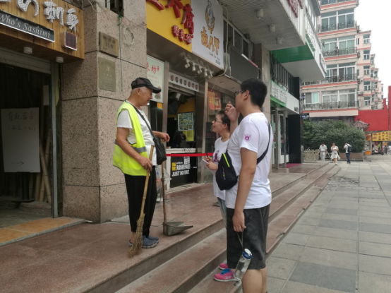 小组成员采访环卫工人