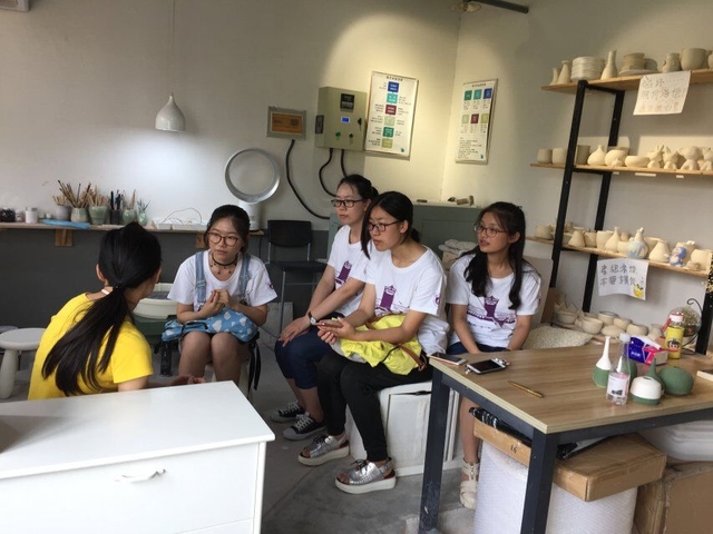 072602团队成员在手工艺街耘集对陶艺店的店员进行采访