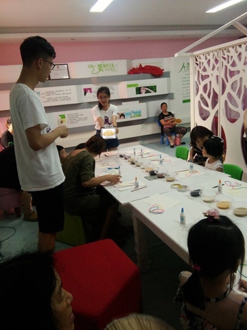 072603团队成员在花神庙社区集体活动室为孩子们开展民艺手工教学