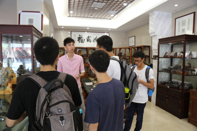 072313柳师傅向我们介绍端砚的发展现状