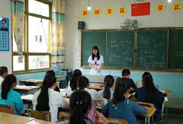 072227在一节物理课上实践队员在为孩子们讲课