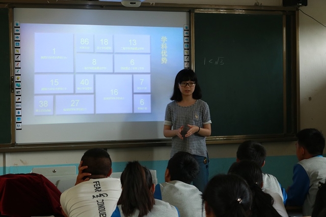 072223实践队员为同学们介绍南京大学