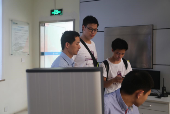 杨光辉总值长带领冯凯旋与邹峄标参观