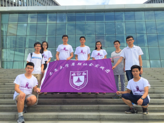 团队全体成员在图书馆门口合影