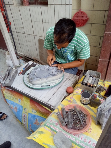 072305正在制砚的师傅