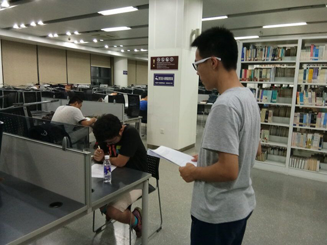 图书馆分发问卷.jpg