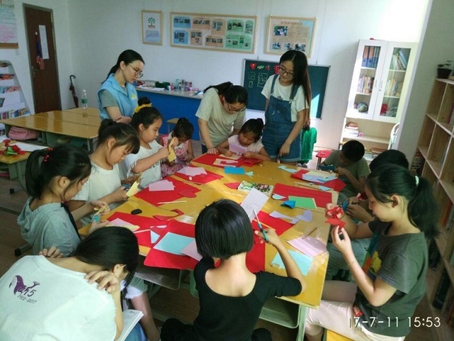 072405图五 手工课剪纸