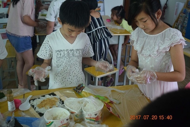 072404图四 小朋友们合作制作寿司