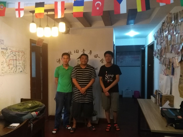 072612在 涛声依旧青年旅社 和店主一起合影