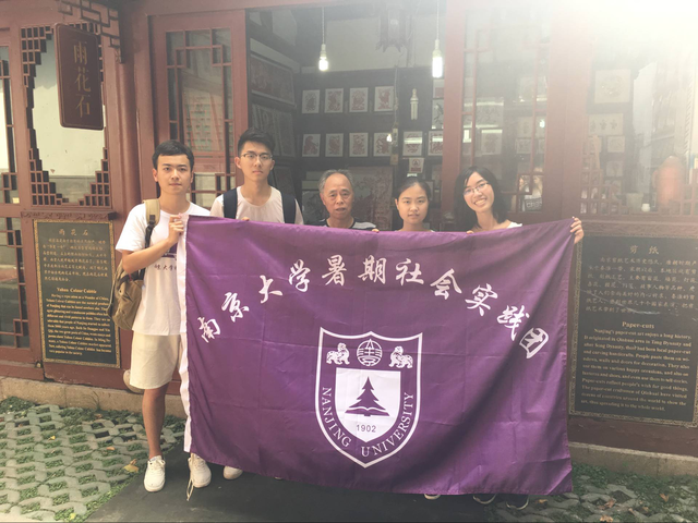 团队成员与张老师合影中间为张老师