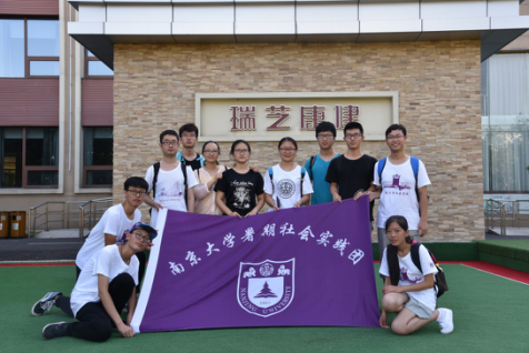 图为两团队合影