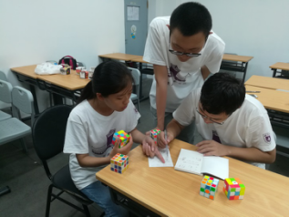 图为三人在探讨教学方法