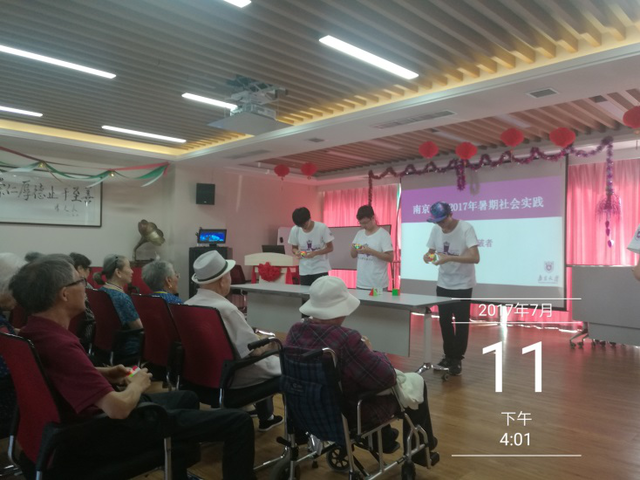 姚欢张帆陈巍表演三阶魔方的复原