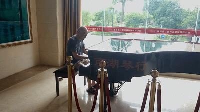 072920图为正在谈钢琴的老爷爷
